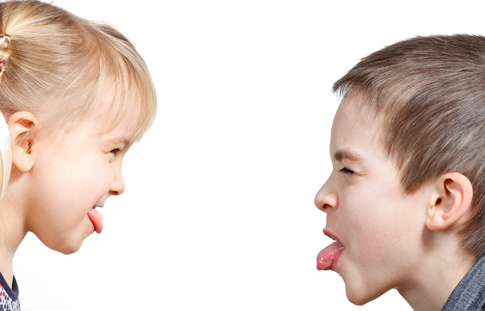 Zwei Kinder streiten