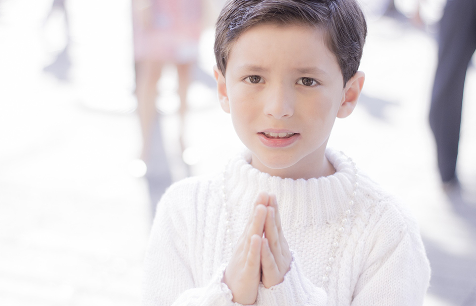Junge betet