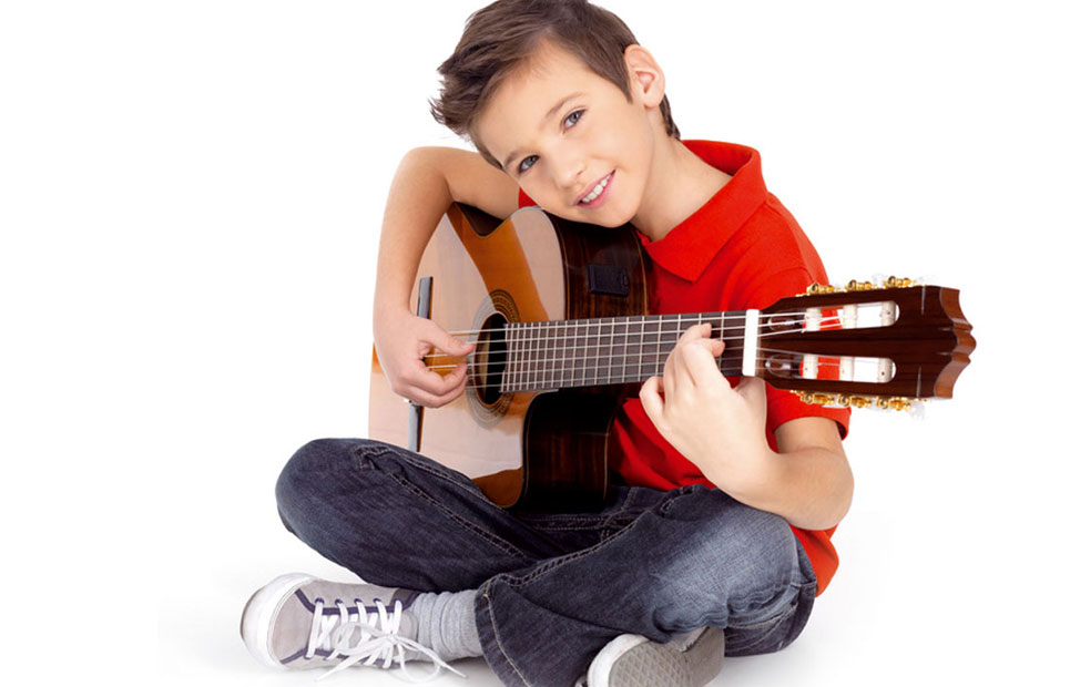 Junge spielt Gitarre