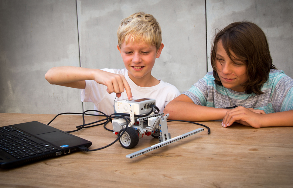 Zwei Jungen bei der Programmierung von LEGO Mindstorms