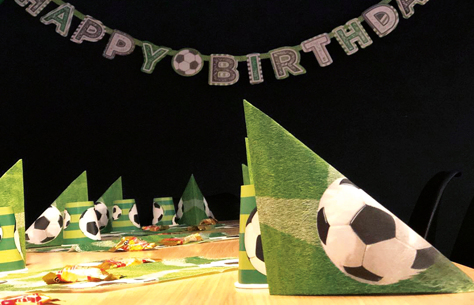 Gedeckter Geburtstagstisch mit Fußball-Motto