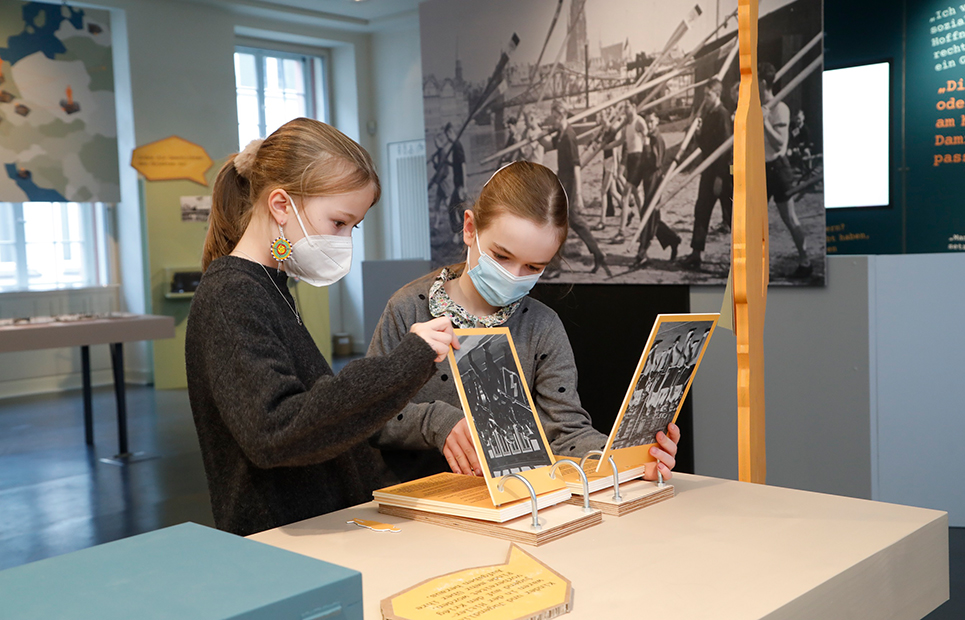 Zwei Mädchen in der Ausstellung des Jungen Museums Frankfurt "Nachgefragt: Frankfurt und der NS"