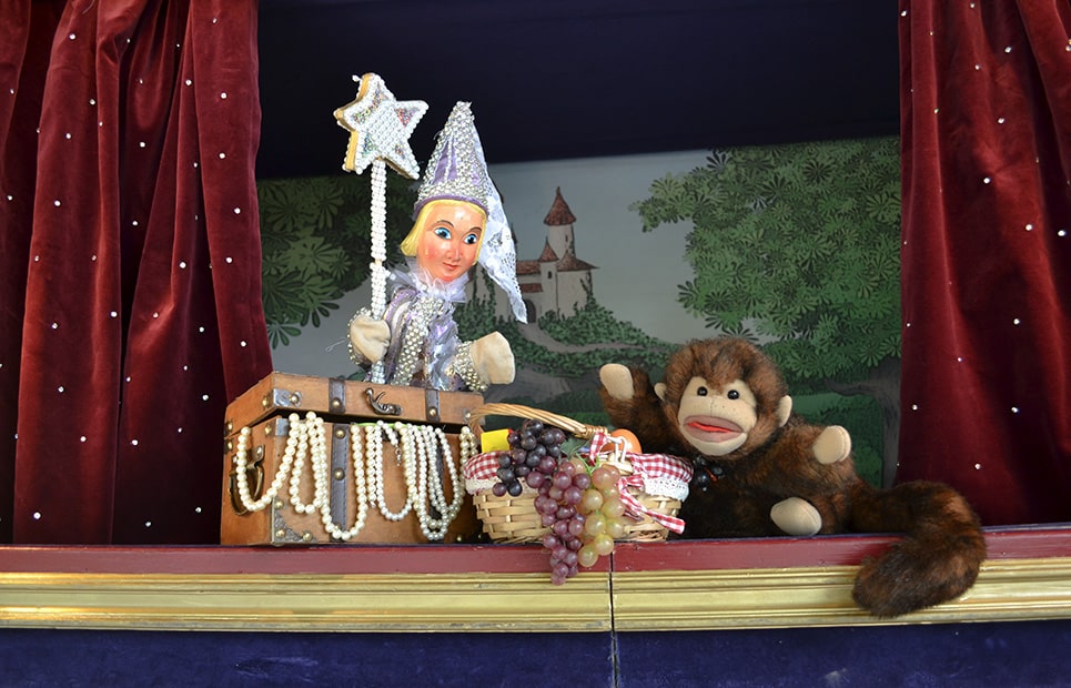 Szene aus dem Puppentheaterstück "Der Affe Wusel Pusel"
