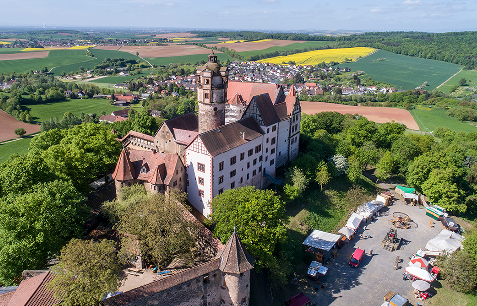 Blick von oben auf die Burg Ronneburg