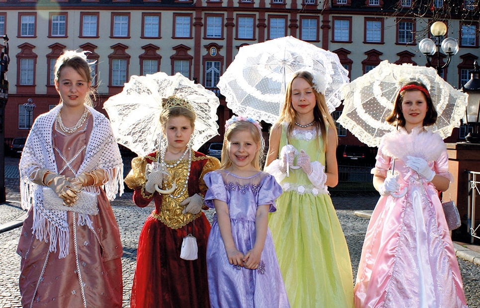 5 Mädchen in alten Kostümen