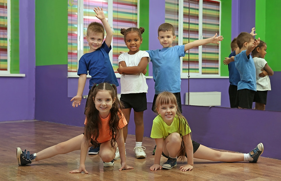 Man sieht fünf Kinder in einer Tanzschule